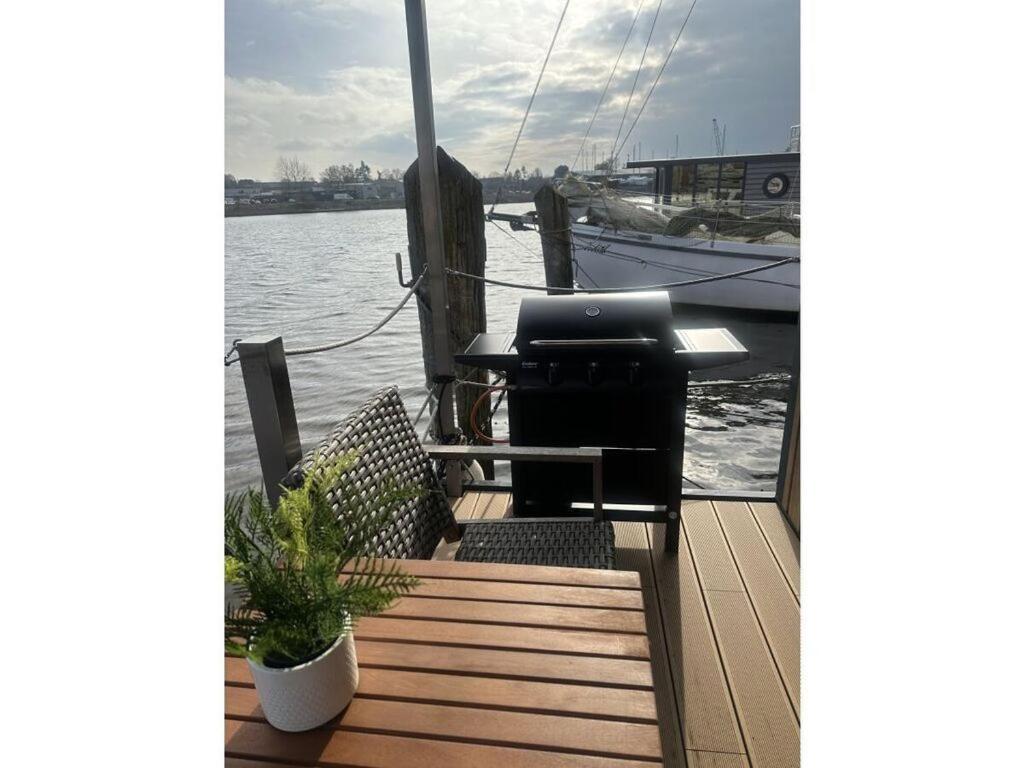 Premium Houseboat Blue Lagoon Botel Lübeck