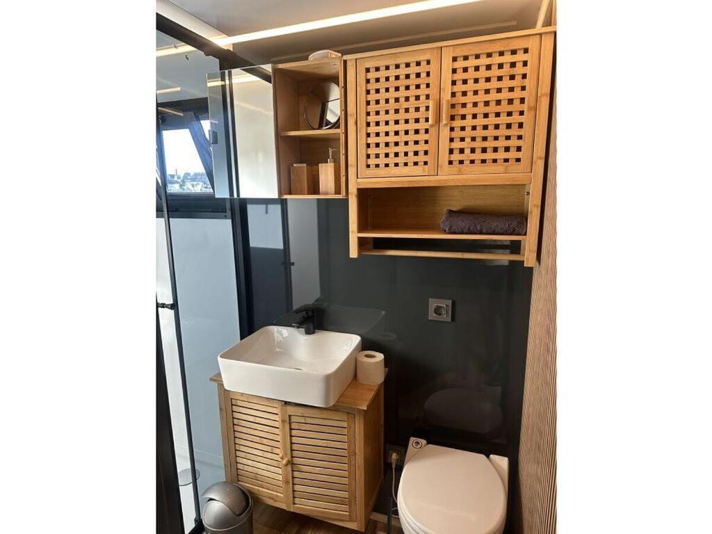 Premium Houseboat Blue Lagoon Botel *