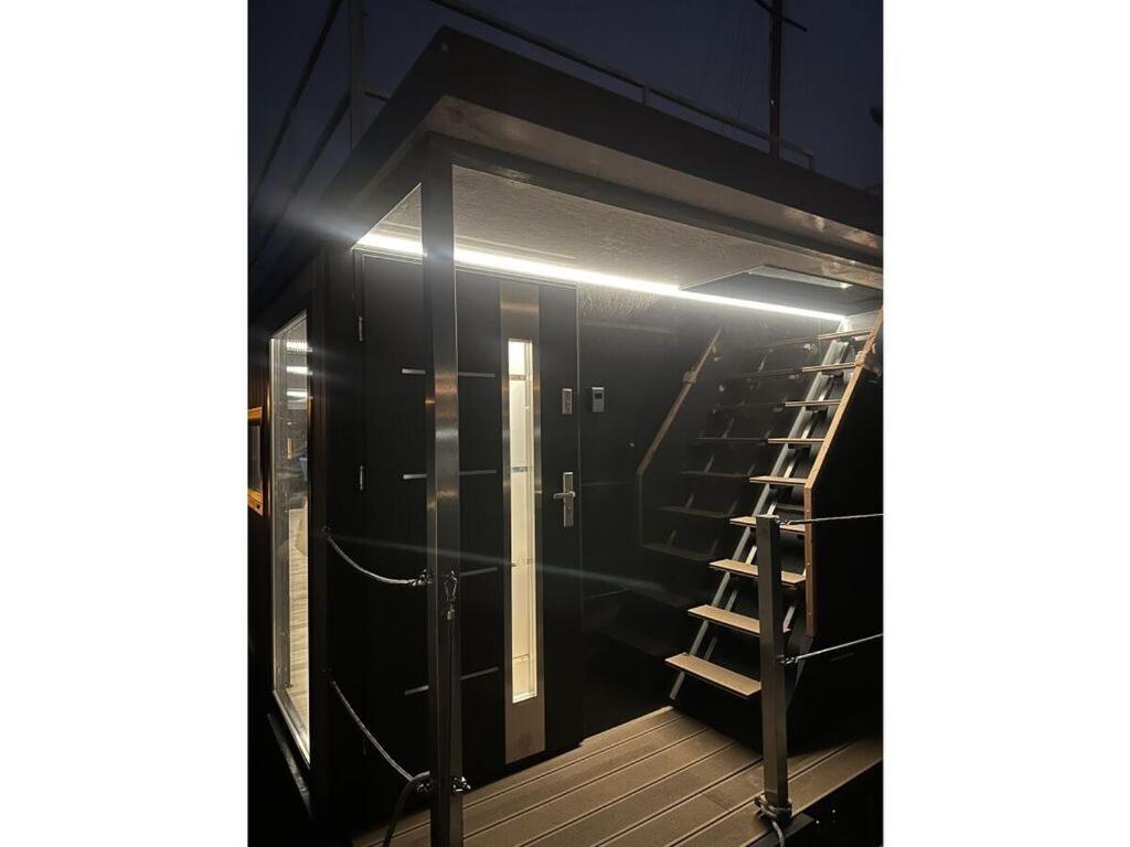 Premium Houseboat Blue Lagoon Botel