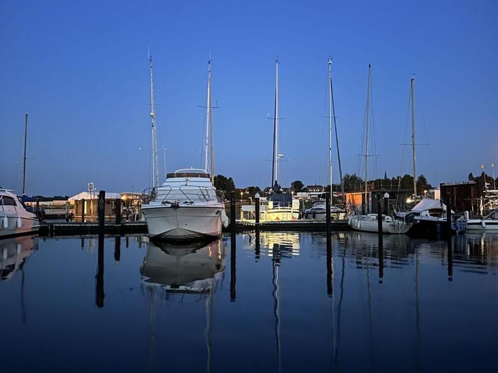 Botel Premium Houseboat Blue Lagoon