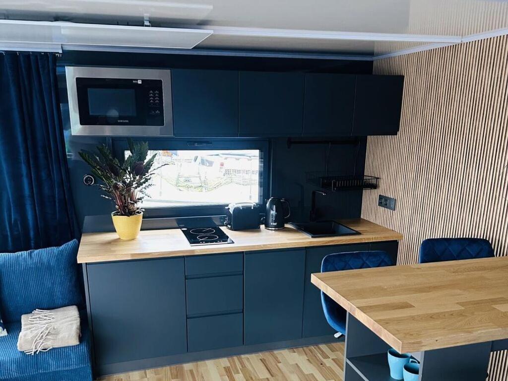 Premium Houseboat Blue Lagoon